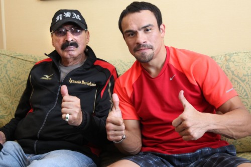Marquez_signs gloves_140513_005a